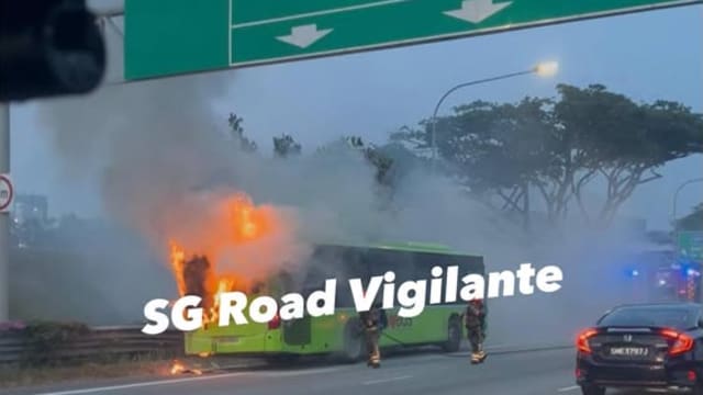 淡滨尼快速公路有巴士起火 无人受伤