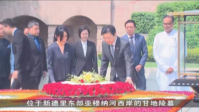 黄循财总理及随行官员赴甘地墓陵献花致敬