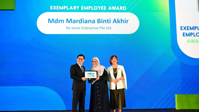Ketua tukang jahit Mardiana Akhir diiktiraf sebagai pekerja teladan Anugerah Tanda Pengupayaan 2024 Ketua tukang jahit Mardiana Akhir diiktiraf sebagai pekerja teladan Anugerah Tanda Pengupayaan 2024