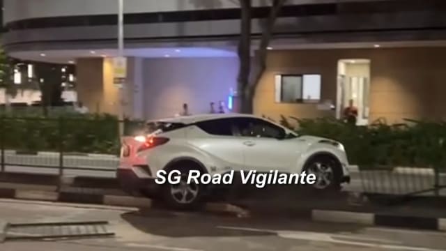 先撞中央分界堤再倒车撞草坪 轿车司机疑吸毒被捕