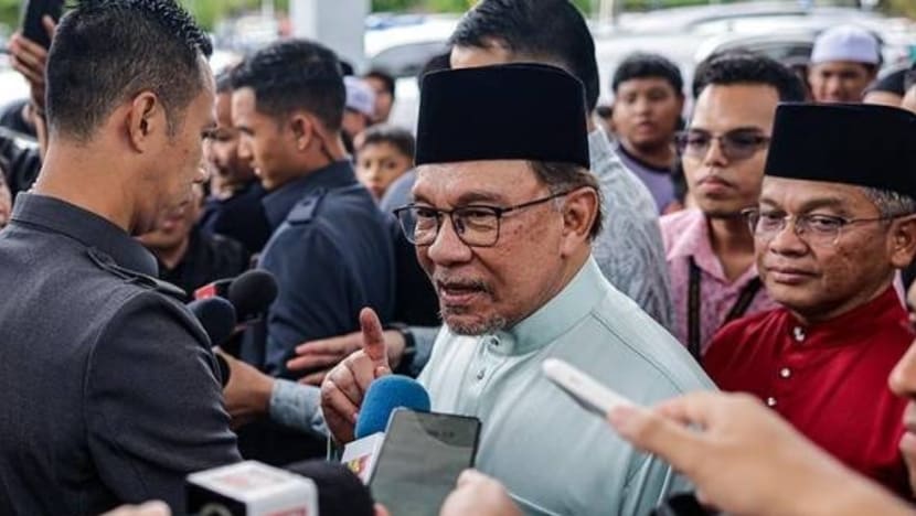 Cuti Menteri Malaysia dibekukan susuli banjir; diarah 'turun padang' pantau kawasan terjejas Cuti Menteri Malaysia dibekukan susuli banjir; diarah 'turun padang' pantau kawasan terjejas