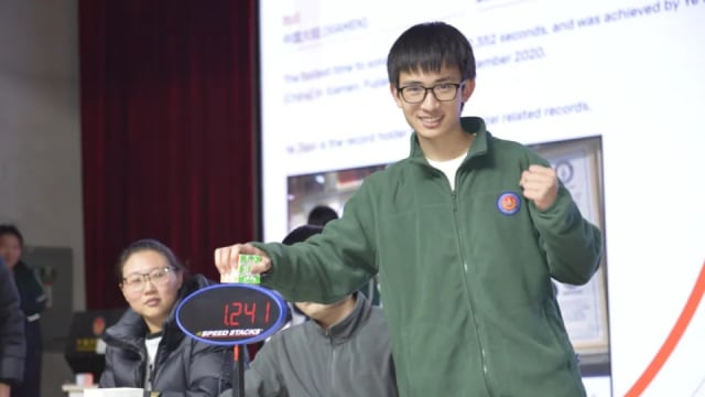 中国17岁学生打破世界纪录 快速复原齿轮魔方