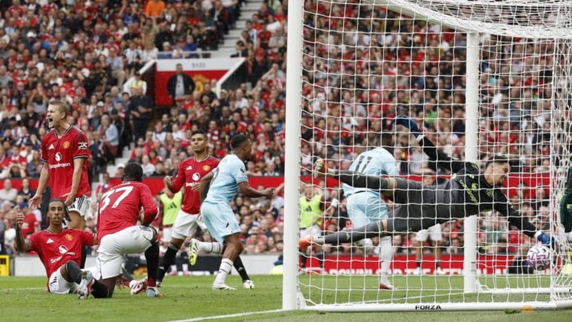 Stoppage-time Fernandes penalty earns Man United nervous win over Burnley