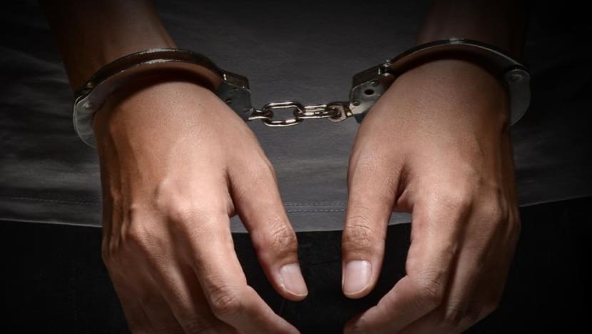 Lelaki cuba langgar pegawai polis dengan keretanya di Yishun