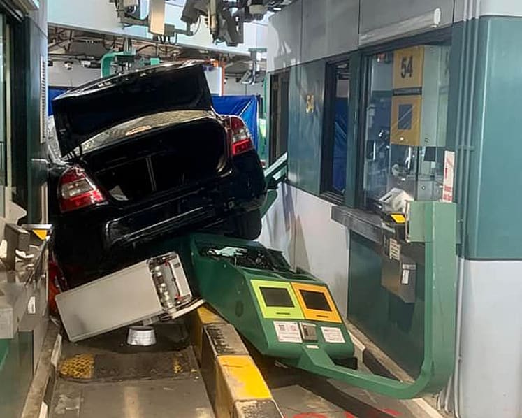 Tuas Checkpoint car crash: 2 passengers jailed for criminal trespass after fleeing scene