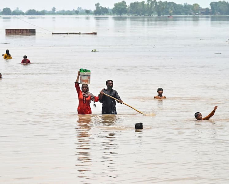 Flooding forces residents to flee homes by boat in Pakistan