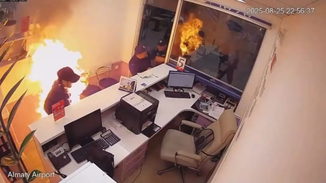 疑错过火车又与妻子争执 男子当众自焚 吓人画面曝光
