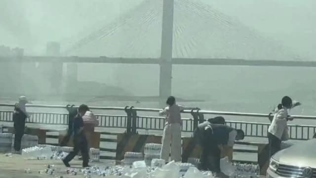 重庆江边出现“放生矿泉水”奇景 网民：何不捐给有需要者？