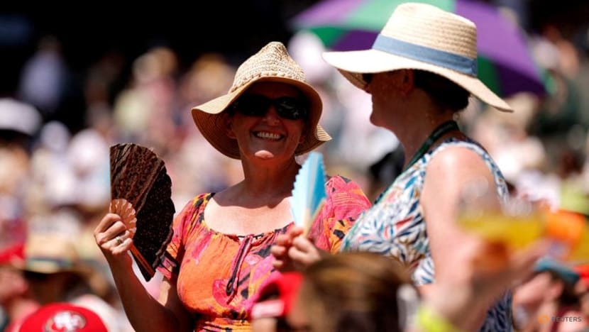 Fans take cover on hottest opening day in Wimbledon history