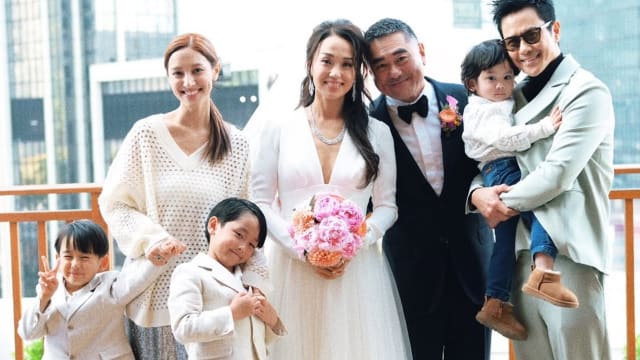 53岁表妹再婚，郑嘉颖两个帅气儿子当花童！