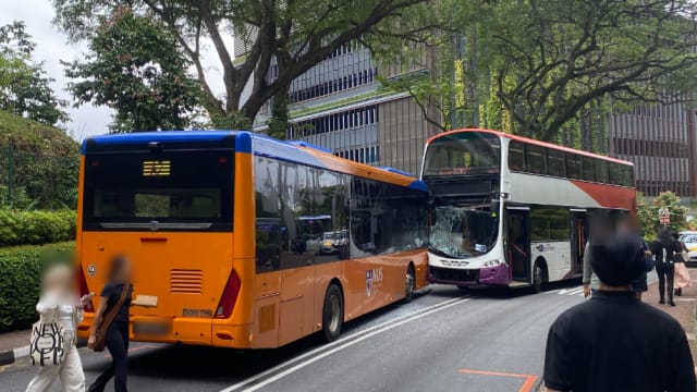 国大校园巴士撞校车 新捷运：三人送院