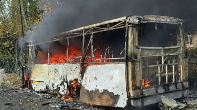 乌克兰前线城市两辆巴士遭炸毁 造成30人死亡