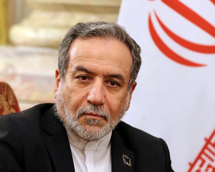 Iran's foreign minister arrives in Pakistan, raising hopes for US peace talks