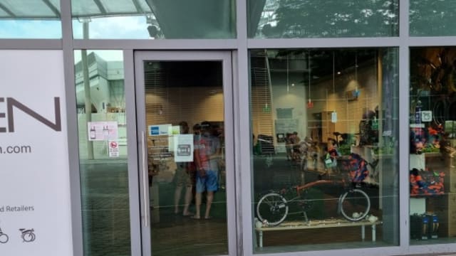 初院生店外做街访遭斥逐 脚踏车专卖店行为惹议
