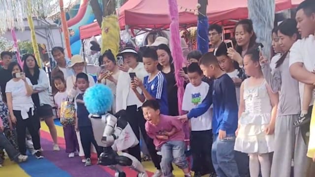 新疆男童看机器人表演遭踢中腹部 痛到捂肚蹲地