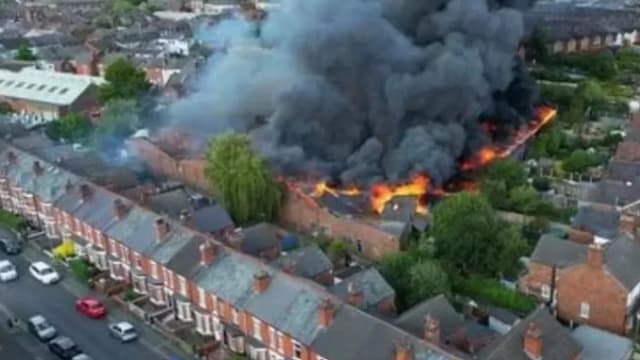 英国12岁男童疑似纵火 数百栋房屋住户撤离