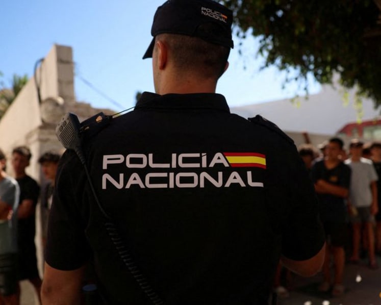 Spain imposes border checks on Italy as migrant showdown grows