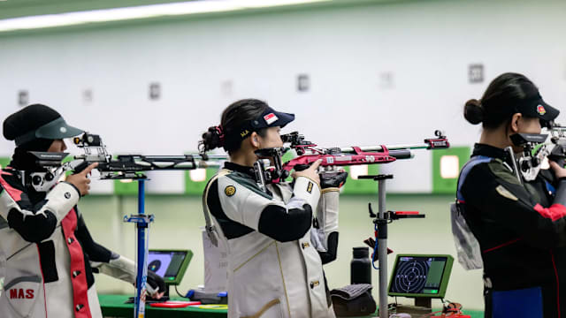 女子50米三姿步枪团体赛 我国团队破纪录摘金牌