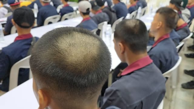 66名泰国学生发型不合校规 老师强行剪丑