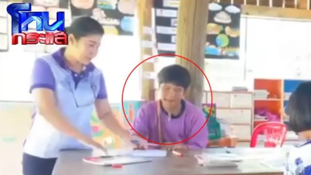 儿子踢球扭伤手缺课 慈父代孩子上学追进度