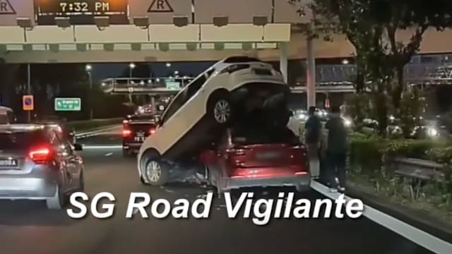 中央快速公路四车连环撞 “车叠车”四人送院