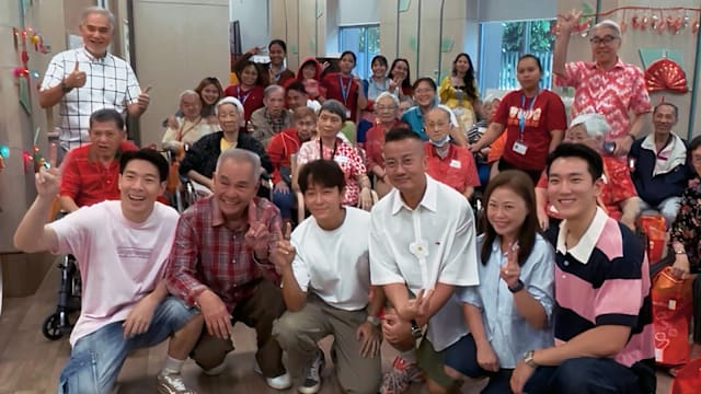 老中青新传媒艺人探访近120位年长者，提前欢庆农历新年