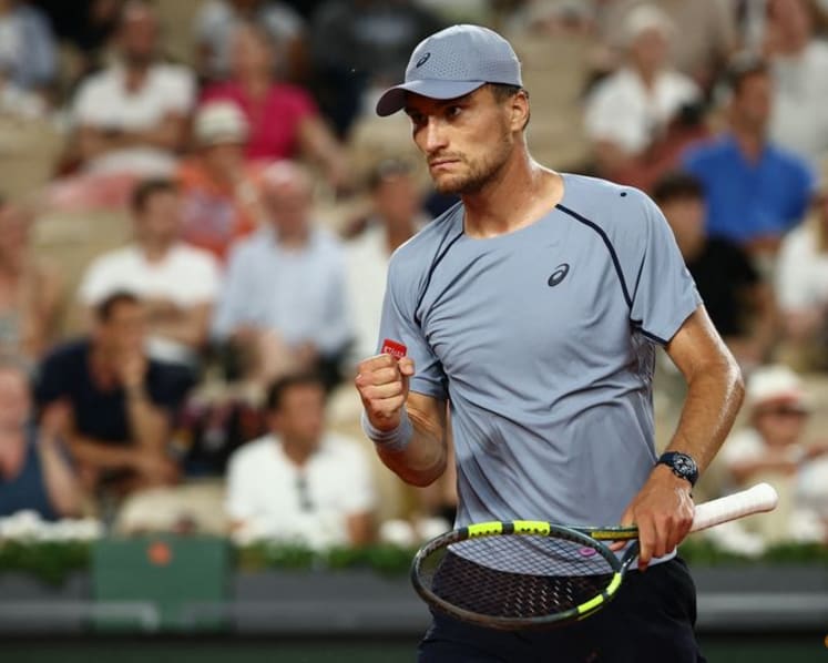 Collignon shocks Shelton to reach French Open third round
