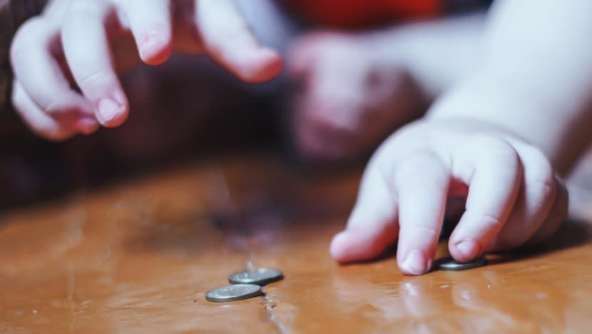 Anak menelan benda asing: Berapa lama koin, baterai atau magnet bisa keluar dengan sendirinya?