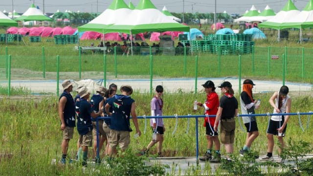 韩国总统下令为世界童子军大会无限量供应冷气巴士和洒水车