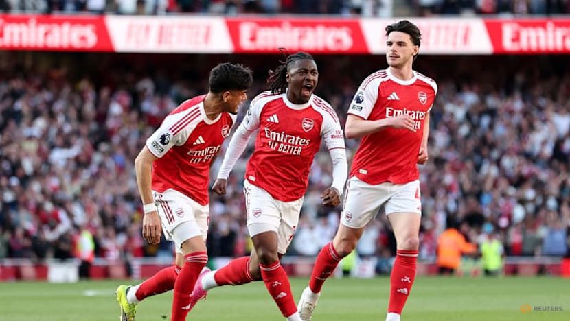 Arsenal reclaim top spot as Tottenham and West Ham both win