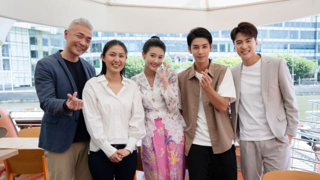 朱主爱狮城赶拍穿越版《小娘惹》　介绍中国搭档于非凡本地学生提神妙方