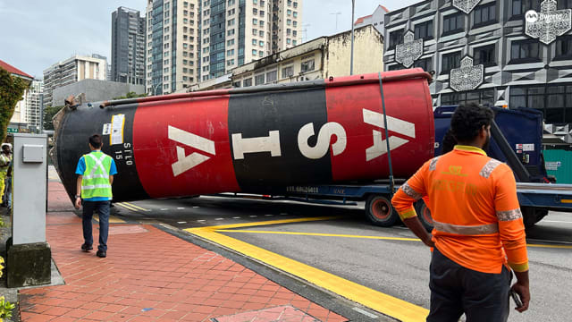 巨型桶管从罗厘掉落 司机：轧带断裂所致