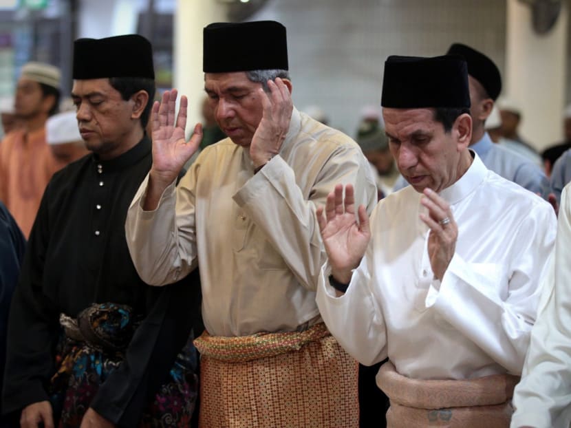 Minister Yaacob Ibrahim attends Eidulfitri prayers at Masjid Al-Mukminin. Photo: Jason Quah/TODAY