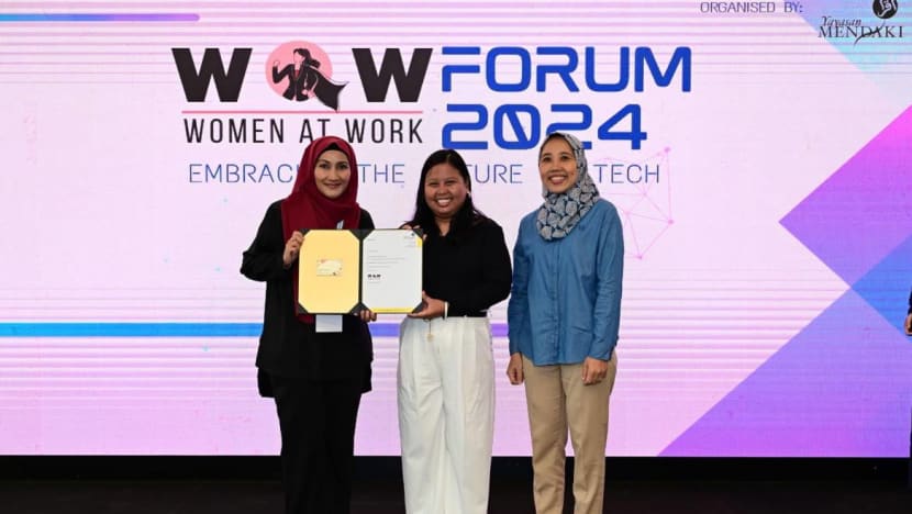 6 wanita terima anugerah baharu MENDAKI; 'Women At Work' galak lebih ramai wanita kembali bekerja 6 wanita terima anugerah baharu MENDAKI; 'Women At Work' galak lebih ramai wanita kembali bekerja