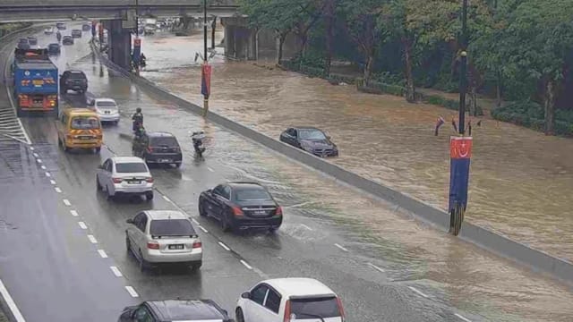 马国柔佛长命雨引发严重水灾 新山交通大瘫痪