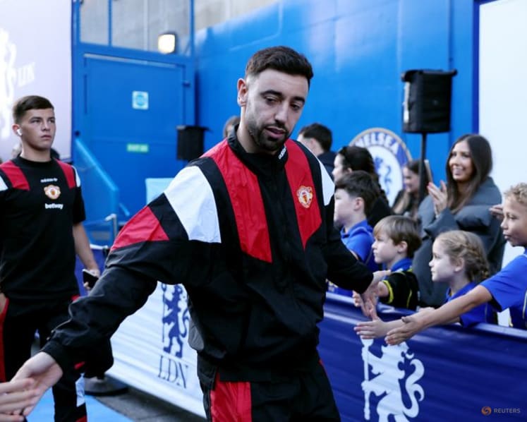 Manchester United captain Fernandes returns to starting lineup at Chelsea
