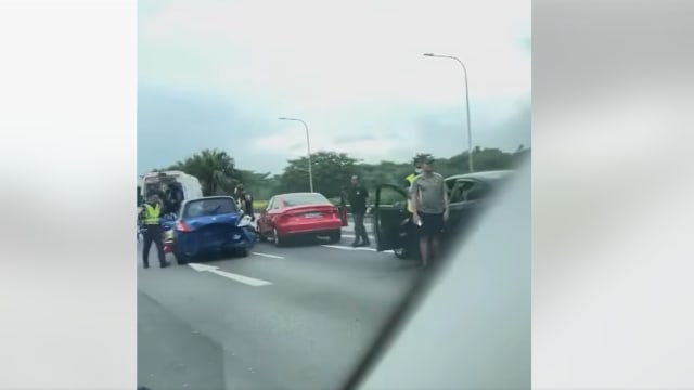 淡滨尼快速公路多车连环撞 四人送院