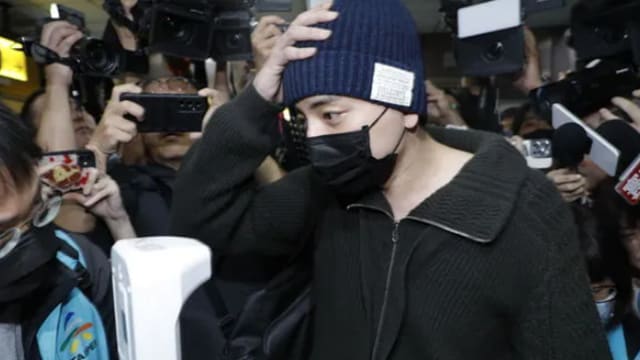 满满大平头，表情严肃，33岁王大陆终于入伍了