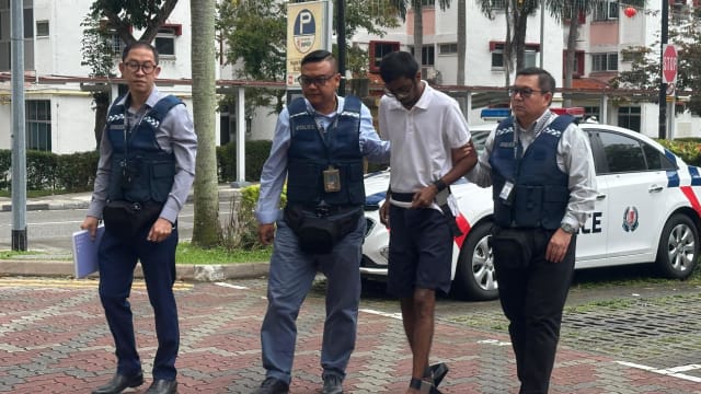 涉非法放贷泼漆追债 马国男子被押回现场重组案情