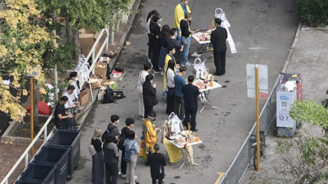 罹难者家属到大埔路祭 现场气氛哀伤