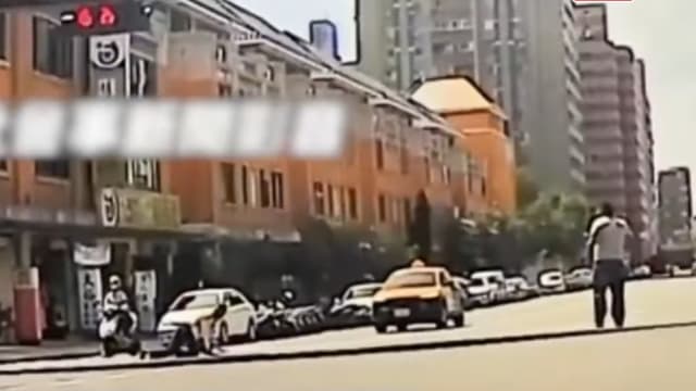 台湾男女疑似争吵 男竟逼女狗爬式过马路