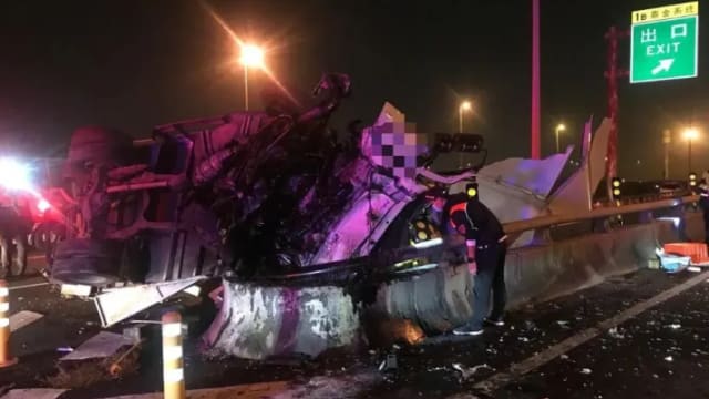 台湾物流车国道自撞 司机卡半空被吊挂救出