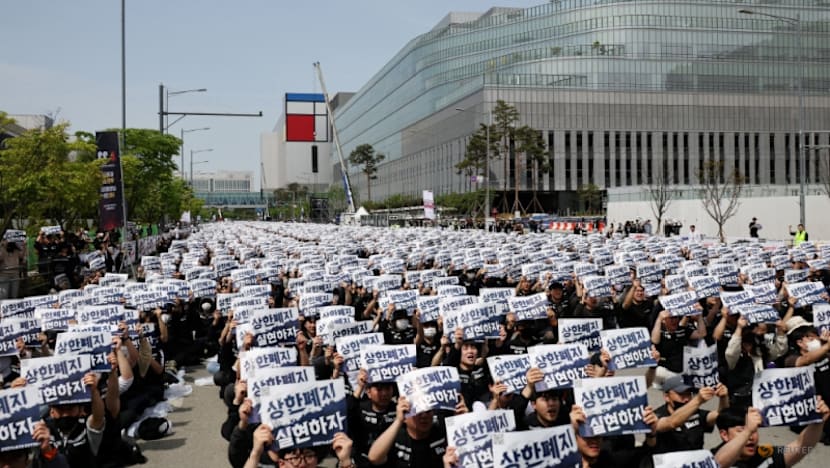 At Samsung, the global AI boom spurred a looming strike and deep divisions