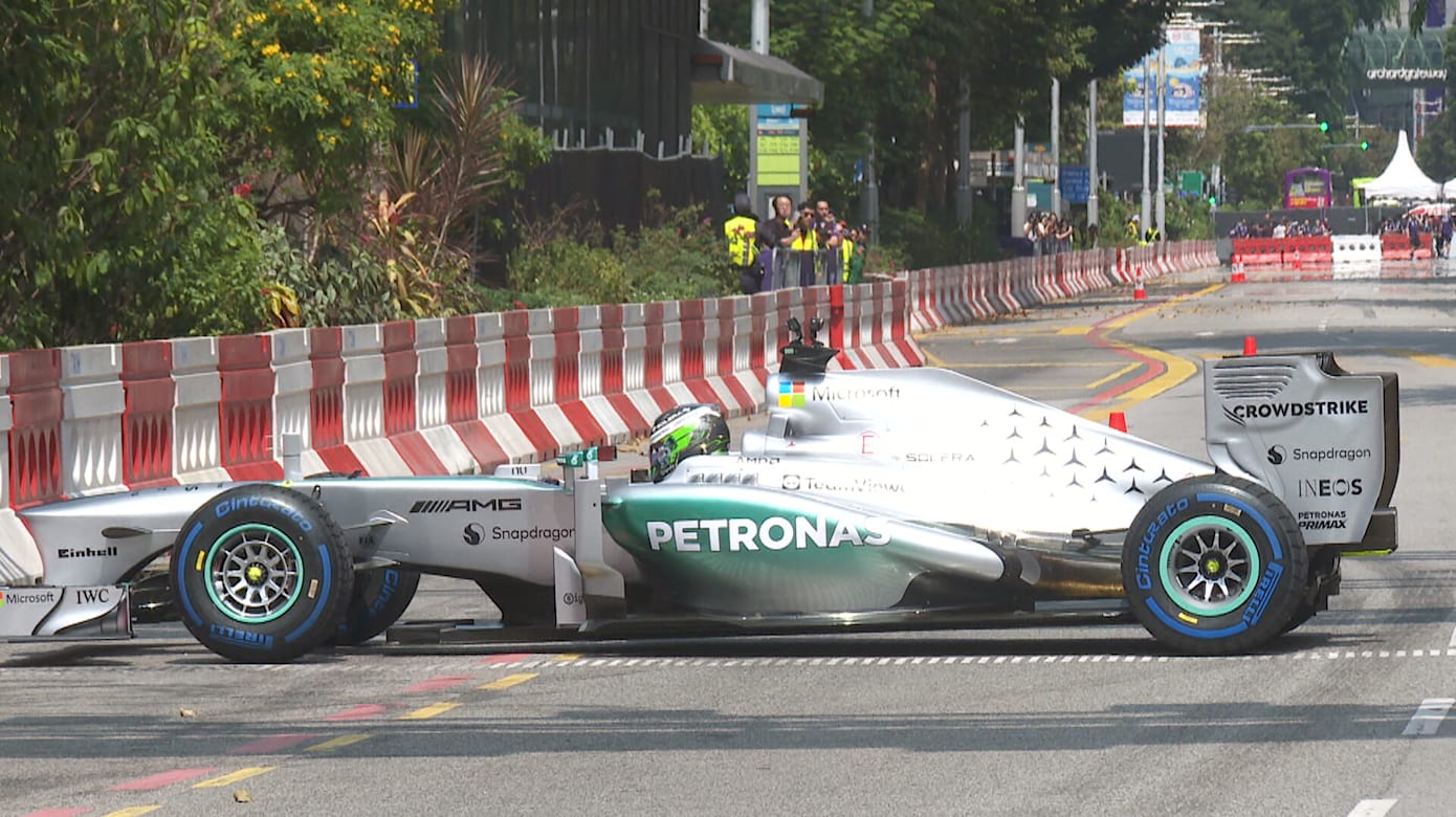 本地暌违十多年再现F1赛车路演 两天料吸引超过3万人到场