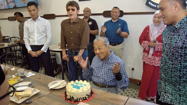 马哈迪迎百岁生日 支持者在咖啡店为他庆生