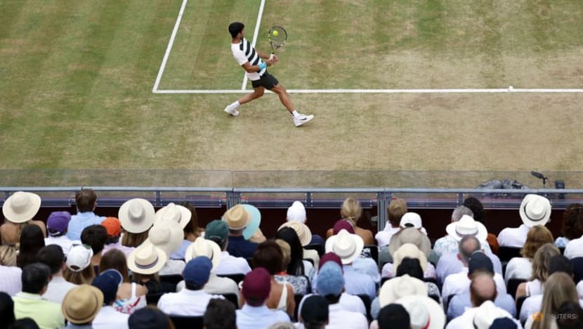 Alcaraz beats Lehecka in Queen's final to send Wimbledon statement