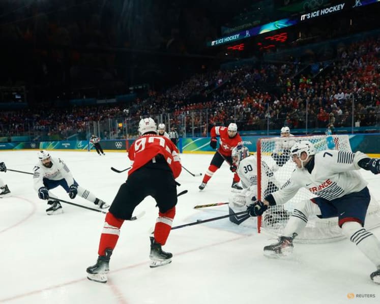 Ice hockey-Canada blank Czech Republic, Switzerland cruise by France in Milan men's openers