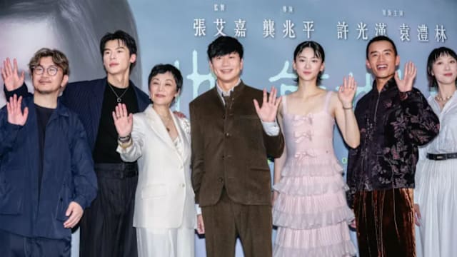 林俊杰惊喜亮相《他年她日》首映会，把张艾嘉、许光汉吓傻