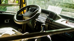 “தோழிக்காக!” – பேருந்தைத் திருடி பள்ளிக்கு அழைத்துச் சென்ற மாணவன்