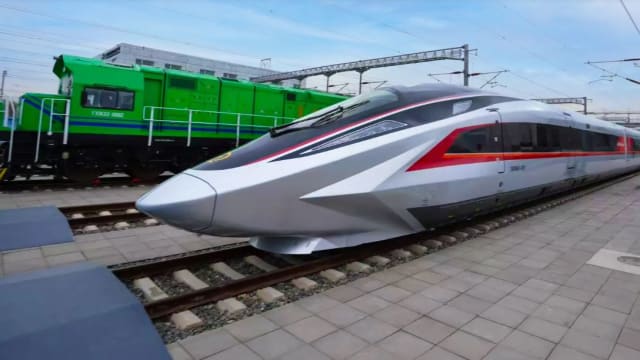 全球最快高铁问世 中国CR450时速可达450公里